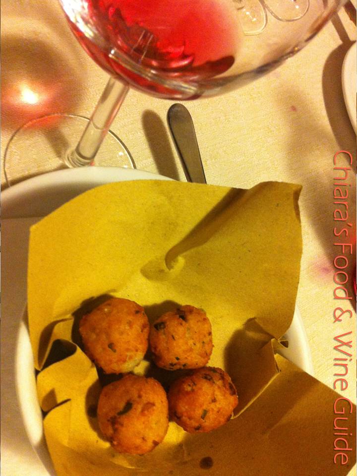 delicious bread balls and Pietreventosa rosè