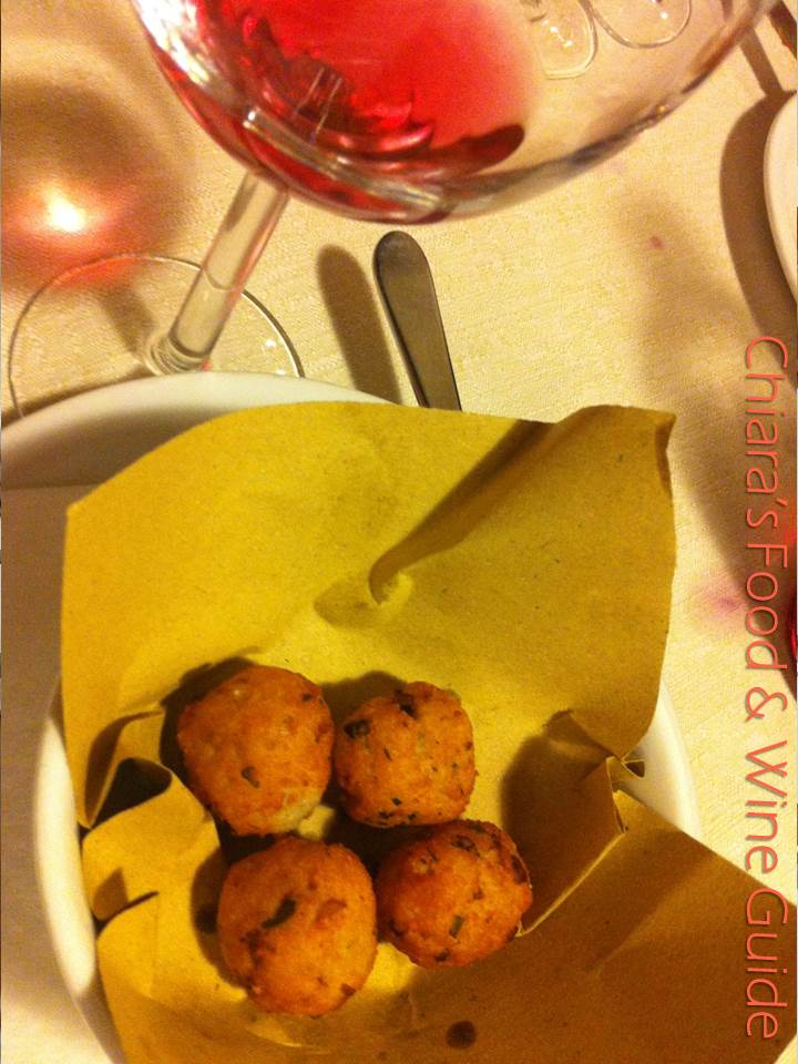 delicious bread balls and Pietreventosa rosè