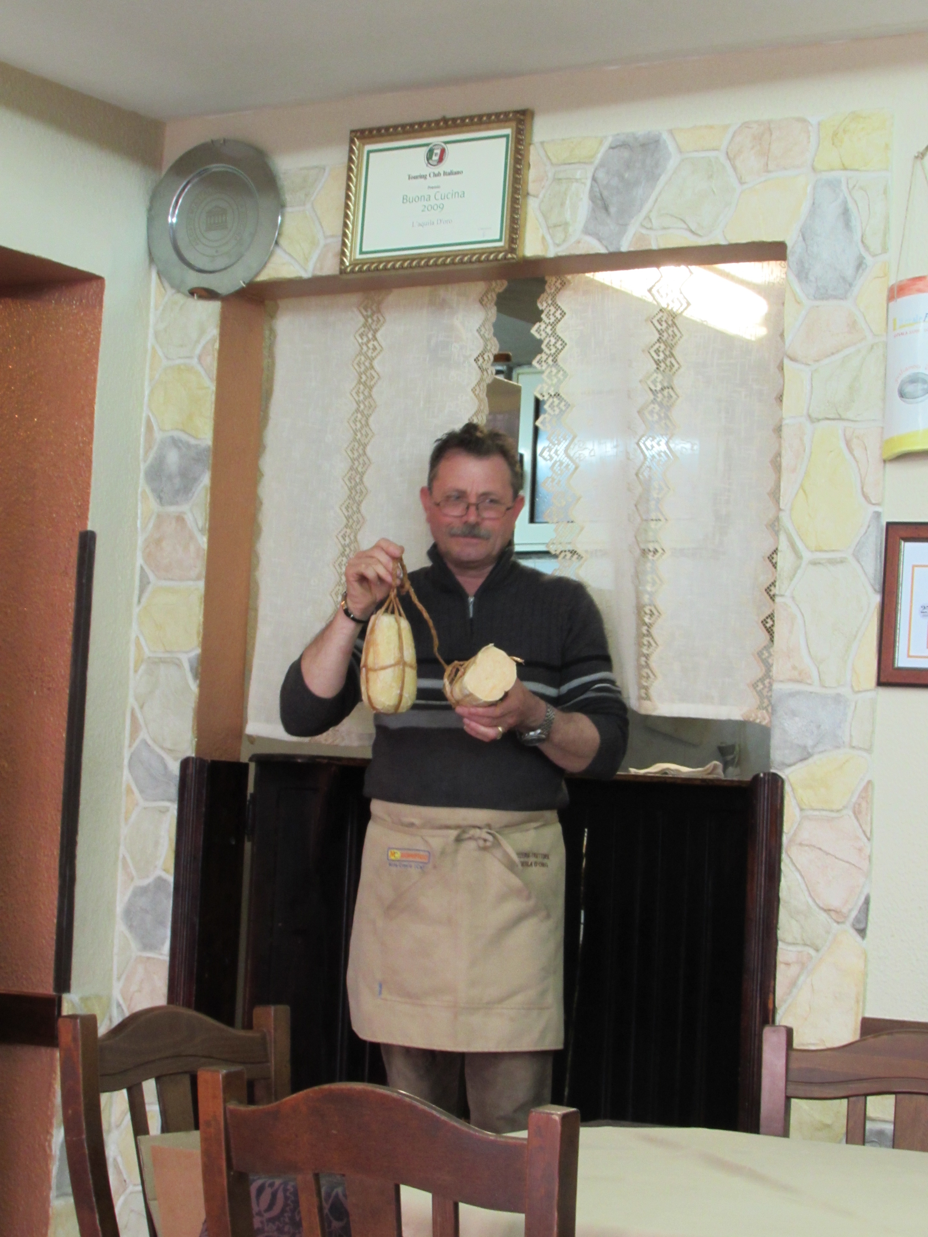 caciocavallo stagionato con il titolare del ristorante L'aquila d'oro