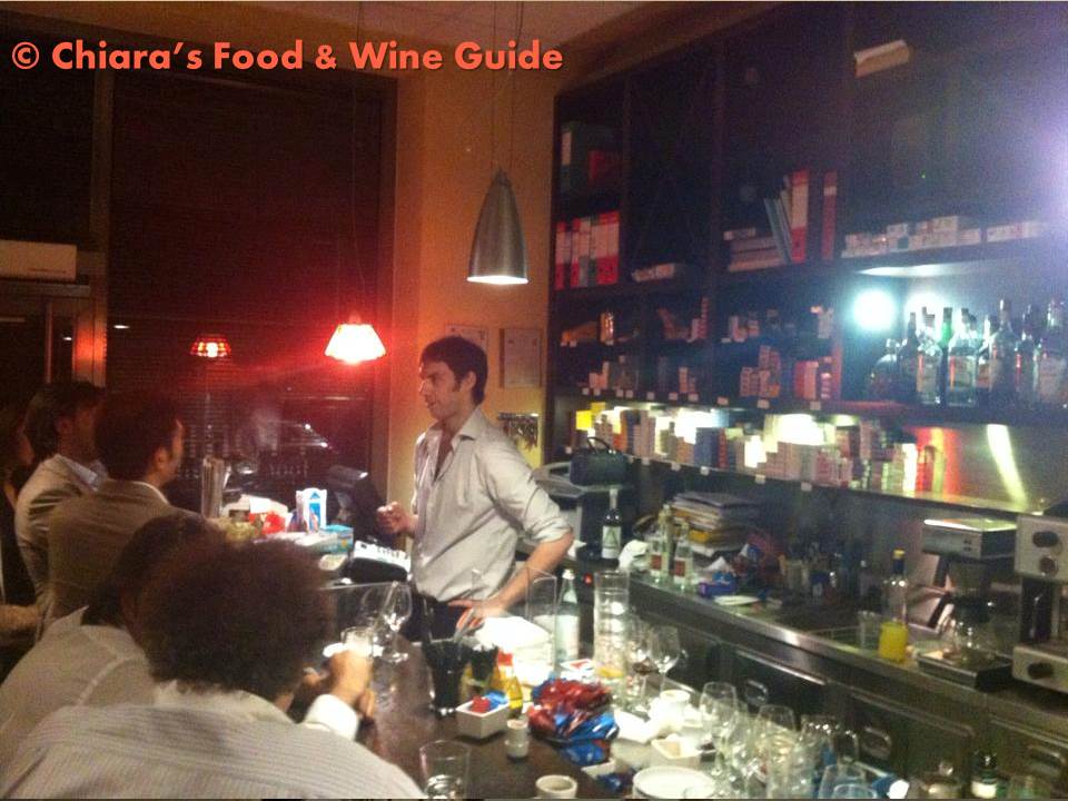Alessandro, il proprietario con i suoi clienti al banco tabacchi e... aperitivo insieme!